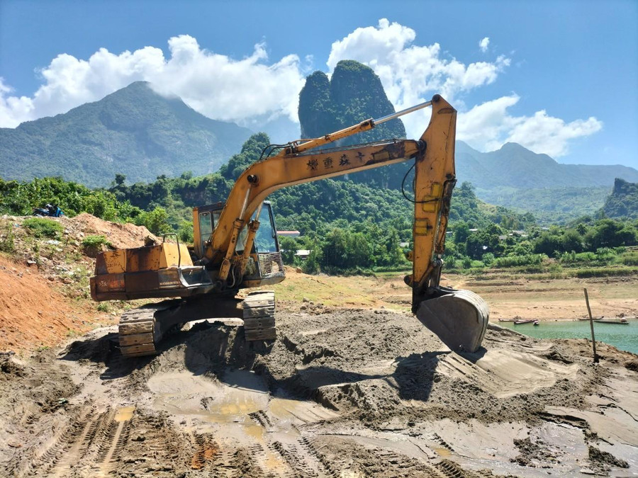 Một chiếc máy xúc vừa hoạt động tại bản Nhạp, xã Chiềng Lao. Một chiếc máy xúc vừa hoạt động tại bản Nhạp, xã Chiềng Lao.