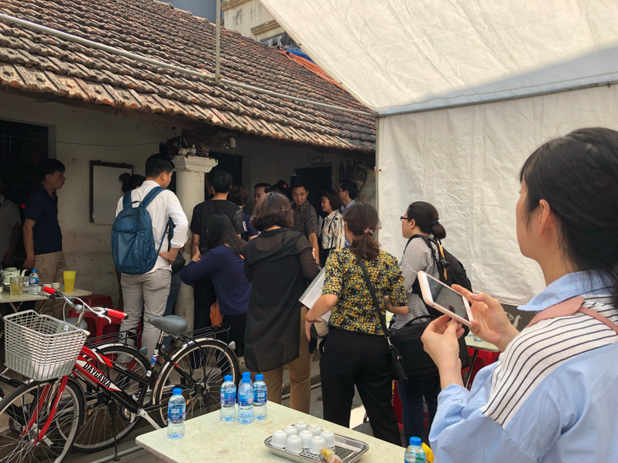 Nhiều người đến chia buồn cùng gia đình nữ lao công Lê Thị Thu Hà tử vong do “xe điên”. Nhiều người đến chia buồn cùng gia đình nữ lao công Lê Thị Thu Hà tử vong do “xe điên”.