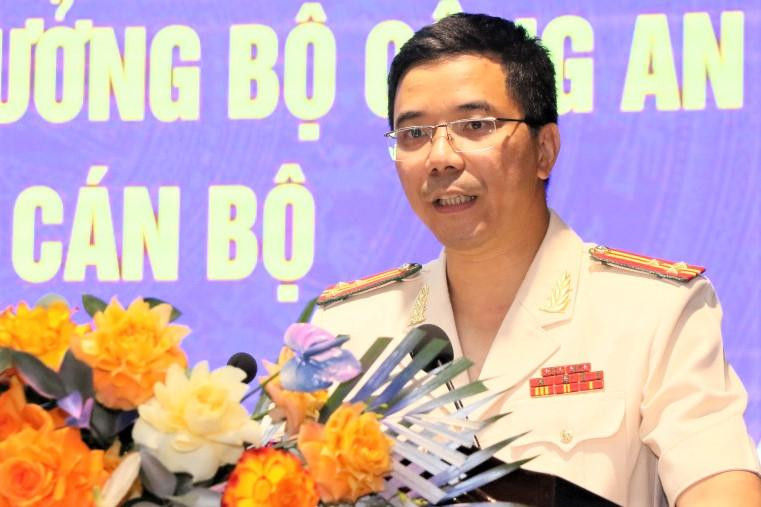 Thượng tá Nguyễn Hồng Phong phát biểu nhận nhiệm vụ (Ảnh: Công an Hà Tĩnh). Thượng tá Nguyễn Hồng Phong phát biểu nhận nhiệm vụ (Ảnh: Công an Hà Tĩnh).