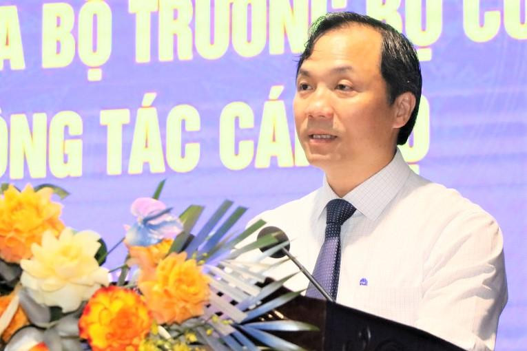 Bí thư Tỉnh ủy Hà Tĩnh Hoàng Trung Dũng phát biểu chúc mừng tân Giám đốc Công an tỉnh Hà Tĩnh (Ảnh: Công an Hà Tĩnh). Bí thư Tỉnh ủy Hà Tĩnh Hoàng Trung Dũng phát biểu chúc mừng tân Giám đốc Công an tỉnh Hà Tĩnh (Ảnh: Công an Hà Tĩnh).