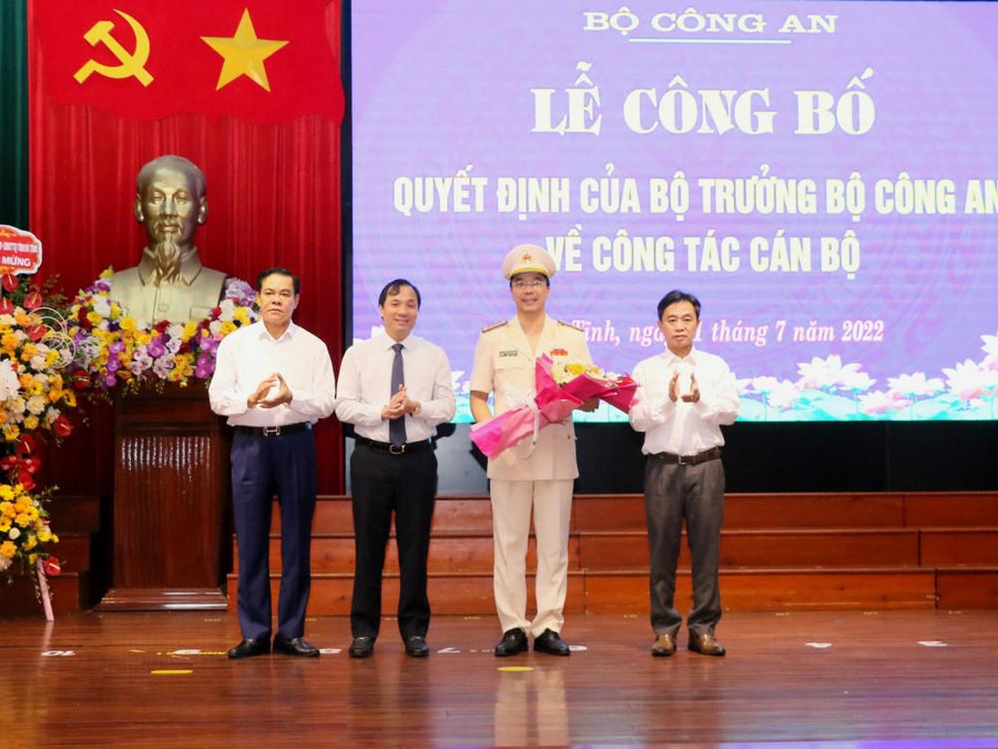Thường trực Tỉnh ủy tặng hoa chúc mừng Thượng tá Nguyễn Hồng Phong - tân Giám đốc Công an Hà Tĩnh (Ảnh: Công an Hà Tĩnh). Thường trực Tỉnh ủy tặng hoa chúc mừng Thượng tá Nguyễn Hồng Phong - tân Giám đốc Công an Hà Tĩnh (Ảnh: Công an Hà Tĩnh).