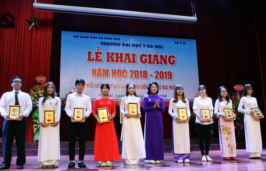 Phó Chủ tịch nước Đặng Thị Ngọc Thịnh trao tặng phần thưởng cho các sinh viên thủ khoa đầu vao các khối thi Phó Chủ tịch nước Đặng Thị Ngọc Thịnh trao tặng phần thưởng cho các sinh viên thủ khoa đầu vao các khối thi