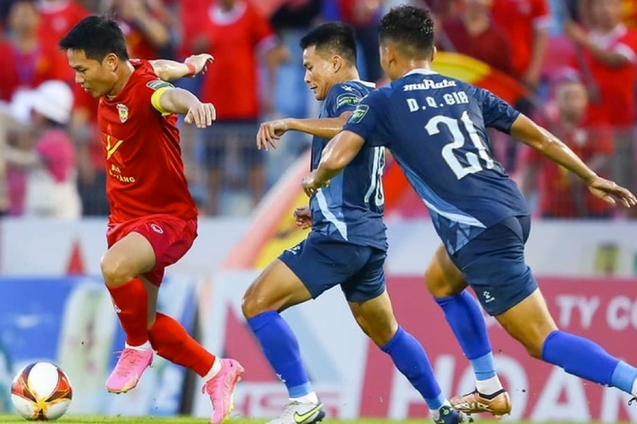 Câu lạc bộ Thành phố Hồ Chí Minh thua ngược Hà Tĩnh 3-4 ở vòng 9 V.League 2023. Câu lạc bộ Thành phố Hồ Chí Minh thua ngược Hà Tĩnh 3-4 ở vòng 9 V.League 2023.