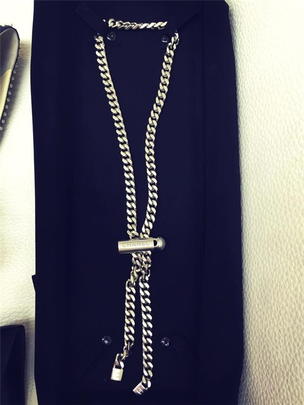 Sửng sốt khả năng “đốt tiền” vào hàng hiệu của Ngọc Trinh ảnh 7 Có vẻ như Chanel là nhãn hiệu được ưa thích của người đẹp Trà Vinh.