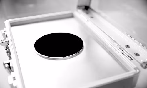 vat-lieu-toi-nhat-co-the-nuot-chung-hau-het-anh-sang