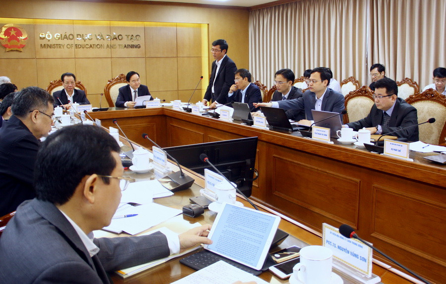 Thứ trưởng Nguyễn Văn Phúc trình bày báo cáo tại buổi làm việc