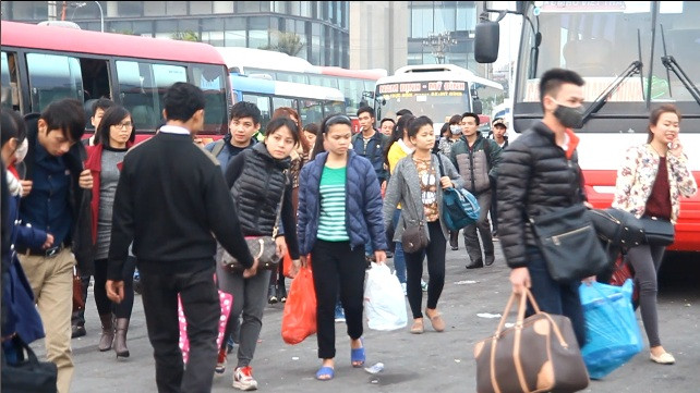 Người dân từ khắp mọi nơi tay xách nách mang, ùn ùn kéo nhau ra Hà Nội.