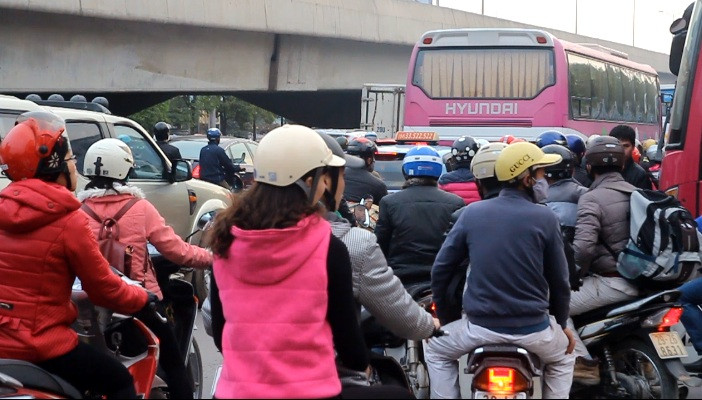 Người dân “rồng rắn” về Hà Nội, áp lực giao thông tăng cao