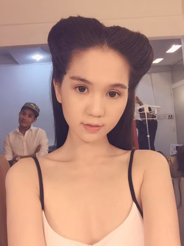 Ngọc Trinh hóa Tiểu Long Nữ tóc "đùi gà" đầy gợi cảm ảnh 10 Ngọc Trinh hóa Tiểu Long nữ tóc đùi gà đầy gợi cảm