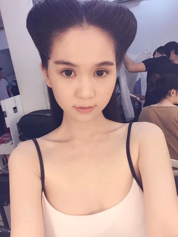 Ngọc Trinh hóa Tiểu Long Nữ tóc "đùi gà" đầy gợi cảm ảnh 5 Ngọc Trinh hóa Tiểu Long nữ tóc đùi gà đầy gợi cảm