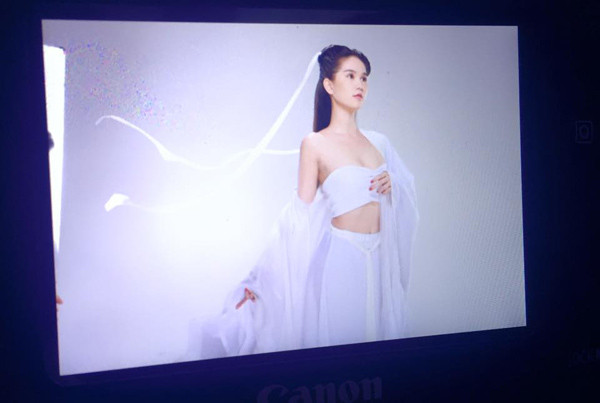 Ngọc Trinh hóa Tiểu Long nữ tóc đùi gà đầy gợi cảm