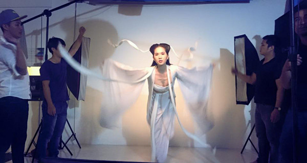 Ngọc Trinh hóa Tiểu Long nữ tóc đùi gà đầy gợi cảm