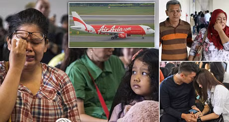 Thân nhân các hành khách đang mòn mỏi chờ đợi thông tin về chuyến bay xấu số.