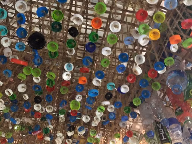 Rác thải nhựa từ đồ dùng sinh hoạt (Ảnh VK)