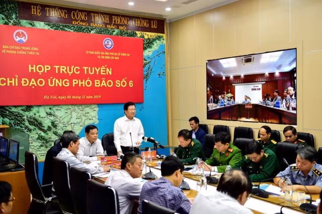 Phó Thủ tướng Chính phủ Trịnh Đình Dũng chủ trì họp trực tuyến.