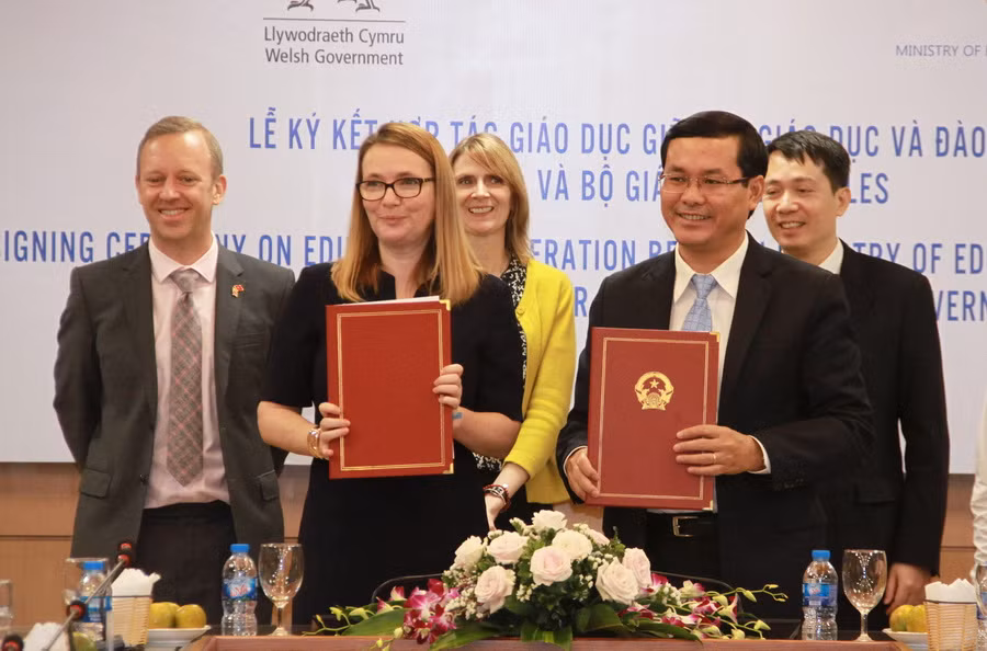 Thứ trưởng Nguyễn Văn Phúc và bà Kirsty William ký kết văn bản hợp tác về giáo dục