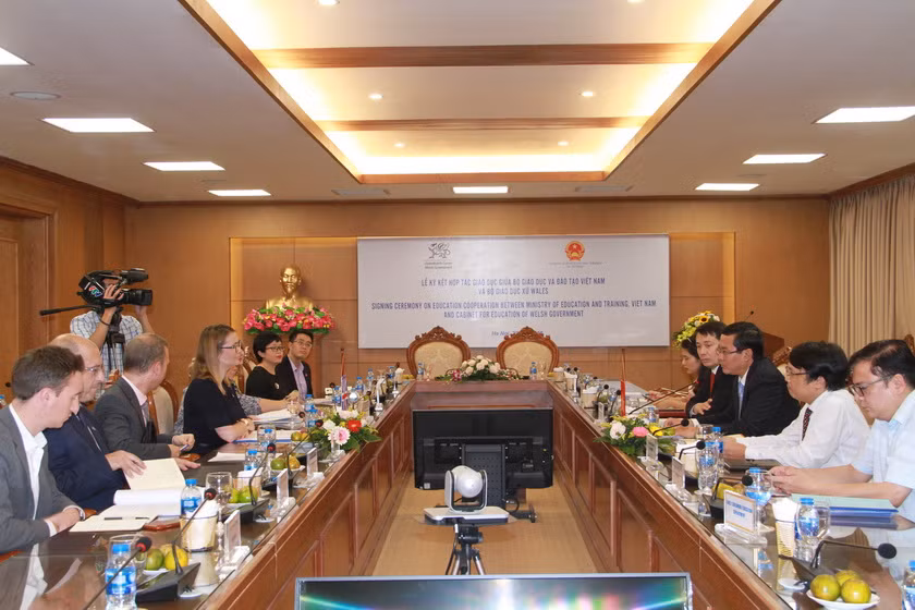 Buổi hội đàm giữa thứ trưởng Bộ GD&ĐT Nguyễn Văn Phúc với bà Kirsty William – Bộ trưởng Giáo dục Xứ Wales