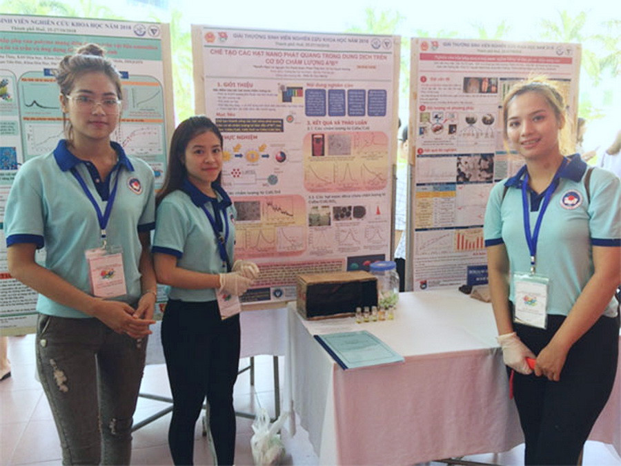 Nhóm sinh viên Khoa Vật lý tham gia triển lãm sản phẩm khoa học công nghệ Nhóm sinh viên Khoa Vật lý tham gia triển lãm sản phẩm khoa học công nghệ