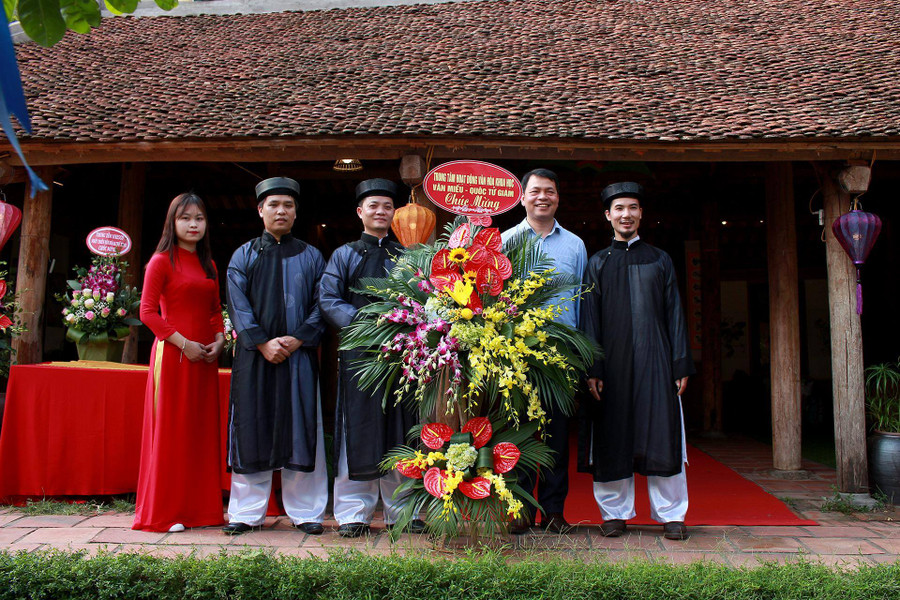 Các nhà thư pháp chụp ảnh lưu niệm tại Triển lãm