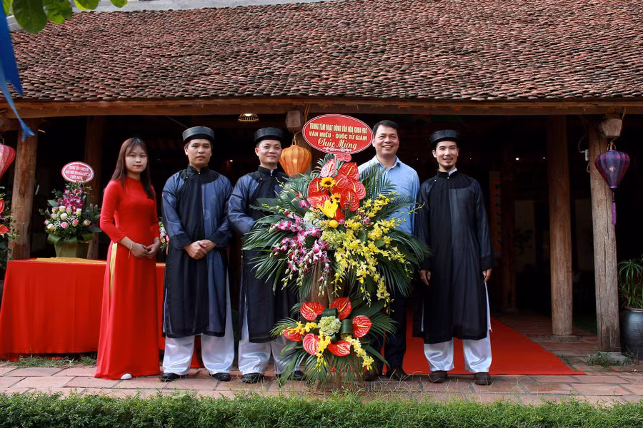 Các nhà thư pháp chụp ảnh lưu niệm tại Triển lãm