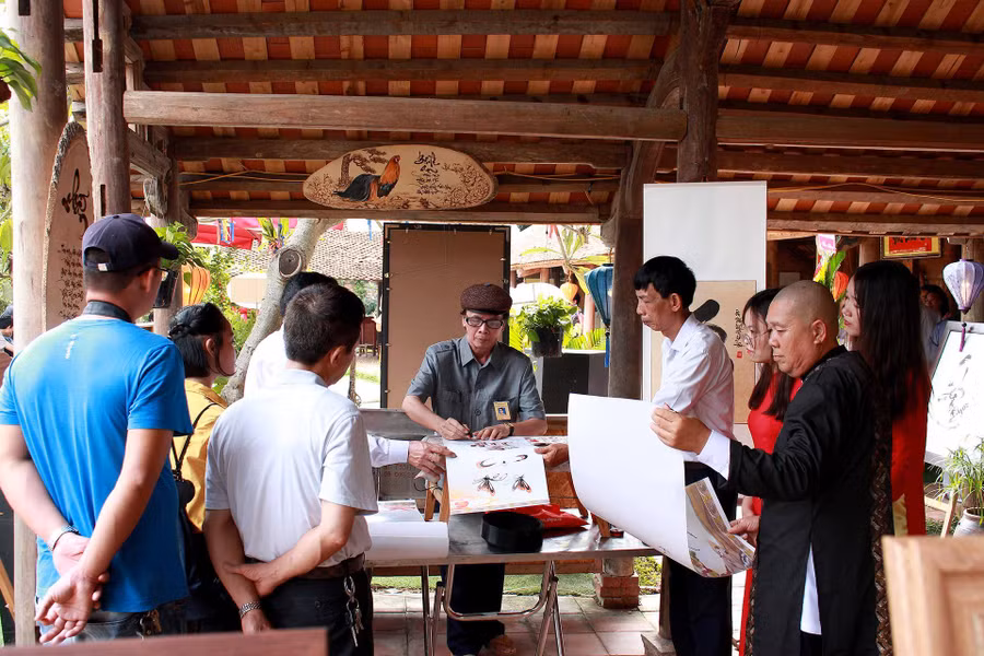 Khá nhiều khán giả đến thưởng lãm thư pháp