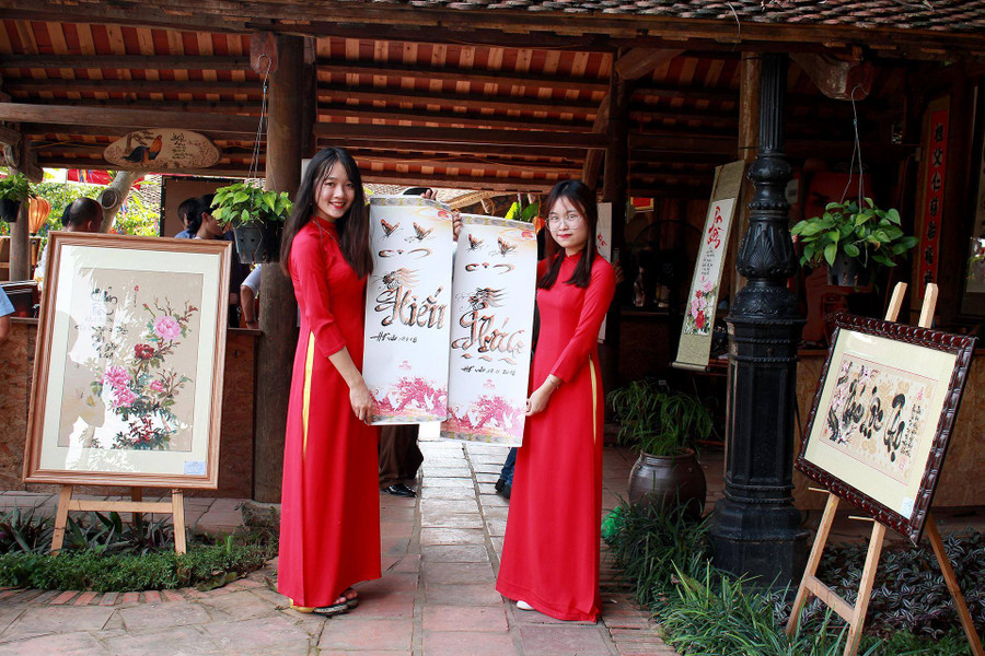 Các bạn trẻ bên các bức thư pháp