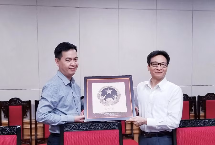 Phó Thủ tướng Vũ Đức Đam chúc mừng Cục văn thư lưu trữ Nhà nước trong việc số hóa tài liệu lưu trữ