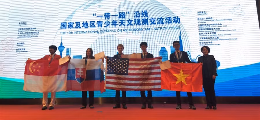 Em Trần Xuân Tùng nhận Huy chương vàng của BTC