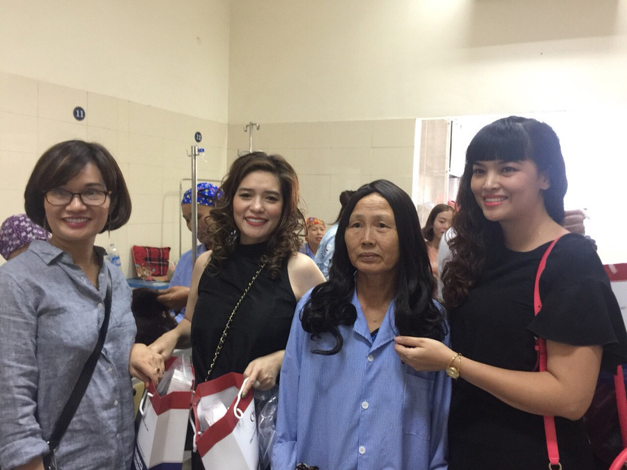 Niềm vui khi nhận được tóc giả Niềm vui khi nhận được tóc giả