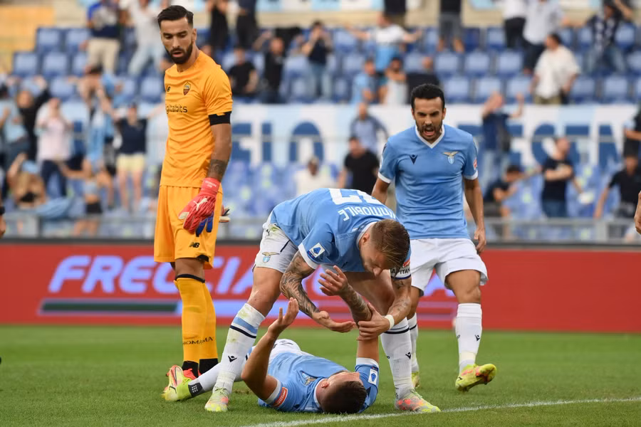 Trận derby thành Rome diễn ra căng thẳng quyết liệt.