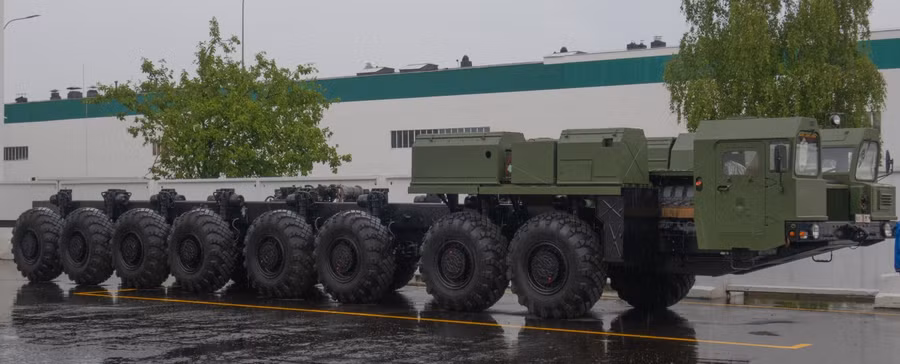 Xe tải hạng nặng 16 bánh, có thể chở hoặc làm bệ phóng cho tên lửa. MZKT-79221 dễ dàng chở hàng tải trọng lên tới 80 tấn. Xe tải chuyên trở tên lửa hiện thuộc biên chế của quân đội Nga.