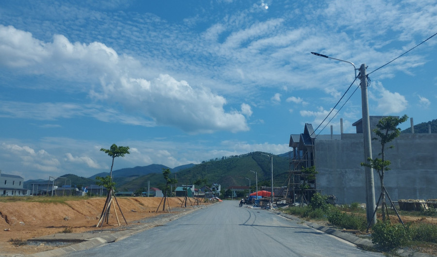 Nhiều ngôi nhà khang trang đang được xây dựng tại khu tái định cư cho người dân ở xã Cam Cọn, huyện Bảo Yên.