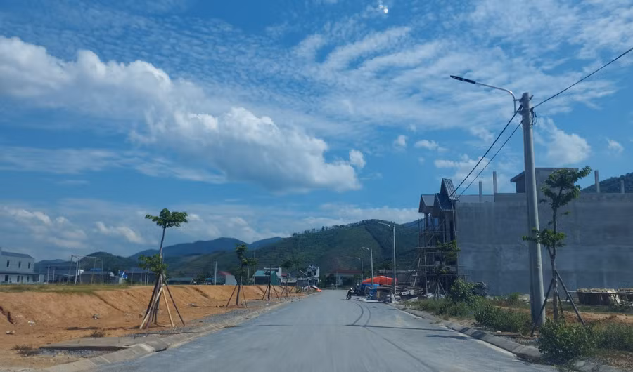 Nhiều ngôi nhà khang trang đang được xây dựng tại khu tái định cư cho người dân ở xã Cam Cọn, huyện Bảo Yên.