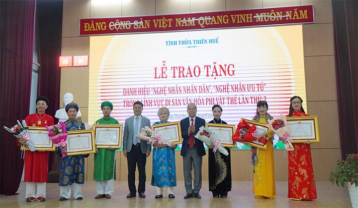 Nghệ nhân tỉnh Thừa Thiên Huế được phong tặng danh hiệu “Nghệ nhân nhân dân”, “Nghệ nhân ưu tú” trong lĩnh vực di sản văn hóa phi vật thể lần thứ 3. Ảnh: thuathienhue.gov.vn. Nghệ nhân tỉnh Thừa Thiên Huế được phong tặng danh hiệu “Nghệ nhân nhân dân”, “Nghệ nhân ưu tú” trong lĩnh vực di sản văn hóa phi vật thể lần thứ 3. Ảnh: thuathienhue.gov.vn.