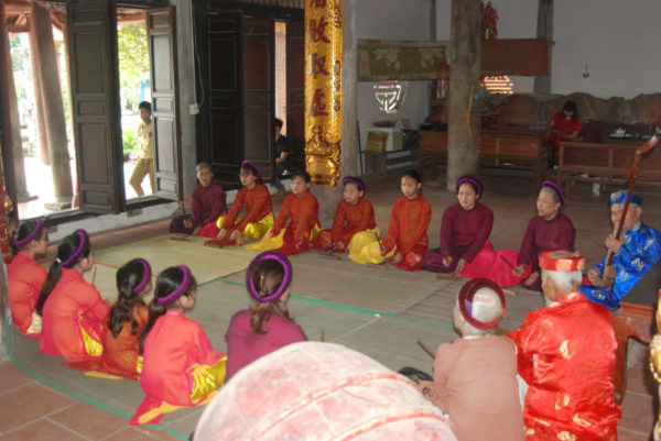 Truyền dạy hát ca trù ở Chanh Thôn, Nam Tiến, Phú Xuyên, Hà Nội. Ảnh: ITN. Truyền dạy hát ca trù ở Chanh Thôn, Nam Tiến, Phú Xuyên, Hà Nội. Ảnh: ITN.