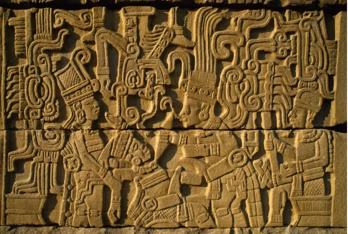 Bức phù điêu tượng trưng cho sự hy sinh của con người sau trận đấu. Ảnh: Martin Gray.