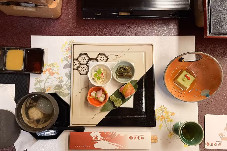 Bữa tối tại khách sạn lâu đời nhất thế giới. Ảnh: CNN