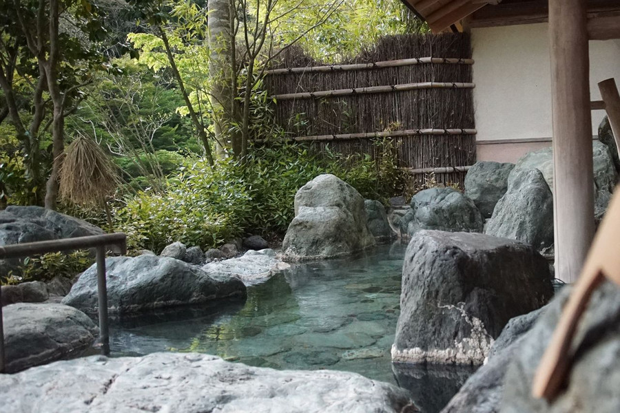 Nishiyama Onsen Keiunkan có 4 suối nước nóng ngoài trời. Ảnh: CNN Nishiyama Onsen Keiunkan có 4 suối nước nóng ngoài trời. Ảnh: CNN
