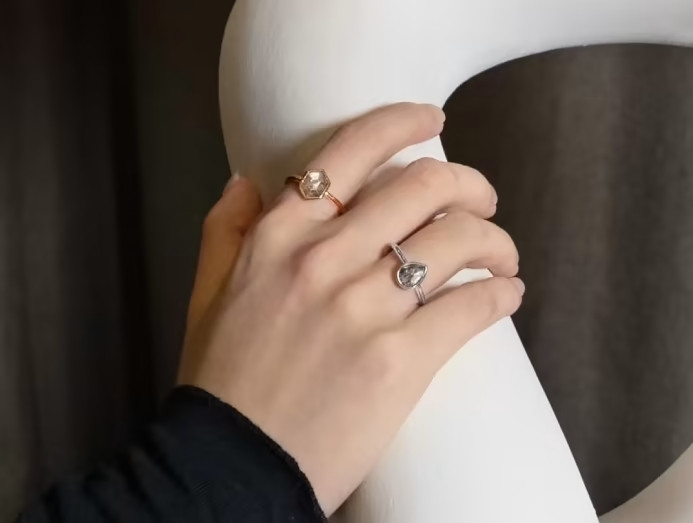 Nhờ lẫn tạp chất, kim cương muối tiêu trở nên muôn hình vạn vẻ và giá thành rẻ. Ảnh: Channelnewsasia.com