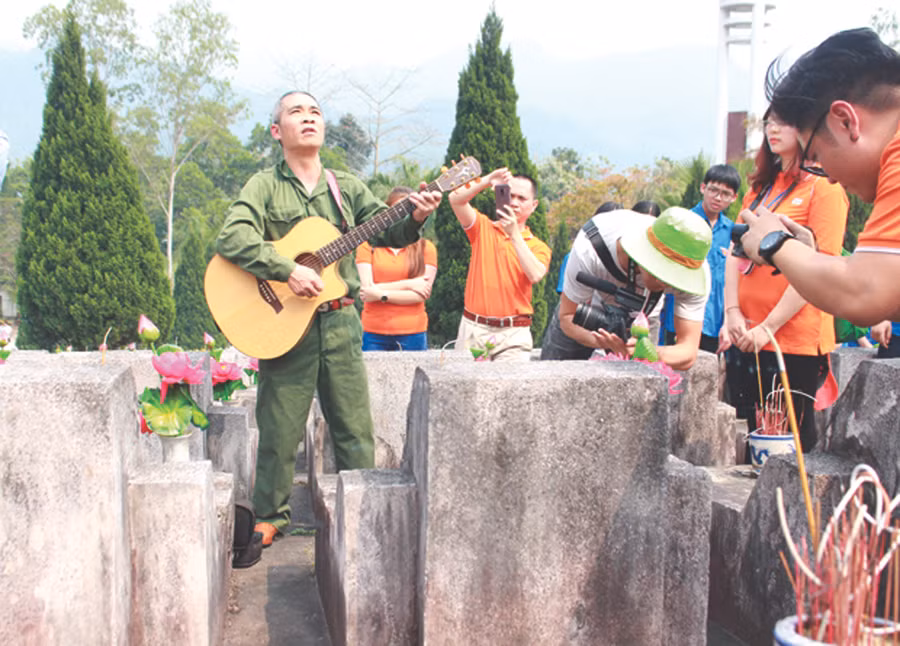 Nhạc sĩ Trương Quý Hải cùng đồng đội hát ca khúc 'Về đây đồng đội ơi' tưởng nhớ đồng đội đã hy sinh tại Hà Giang. Ảnh: My Ly - Huy Toán.