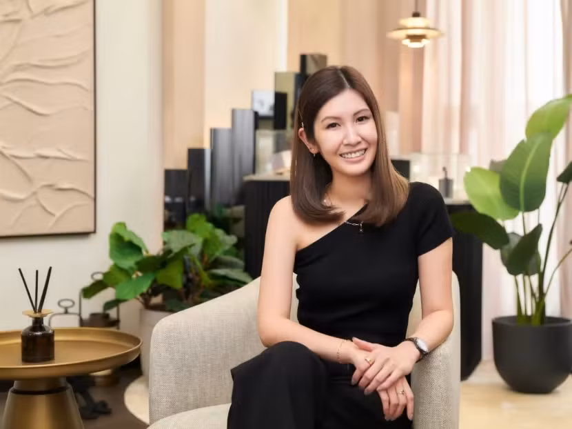 Evelyn Chung, thợ kim hoàn vừa gặp đã mê kim cương muối tiêu. Ảnh: Channelnewsasia.com
