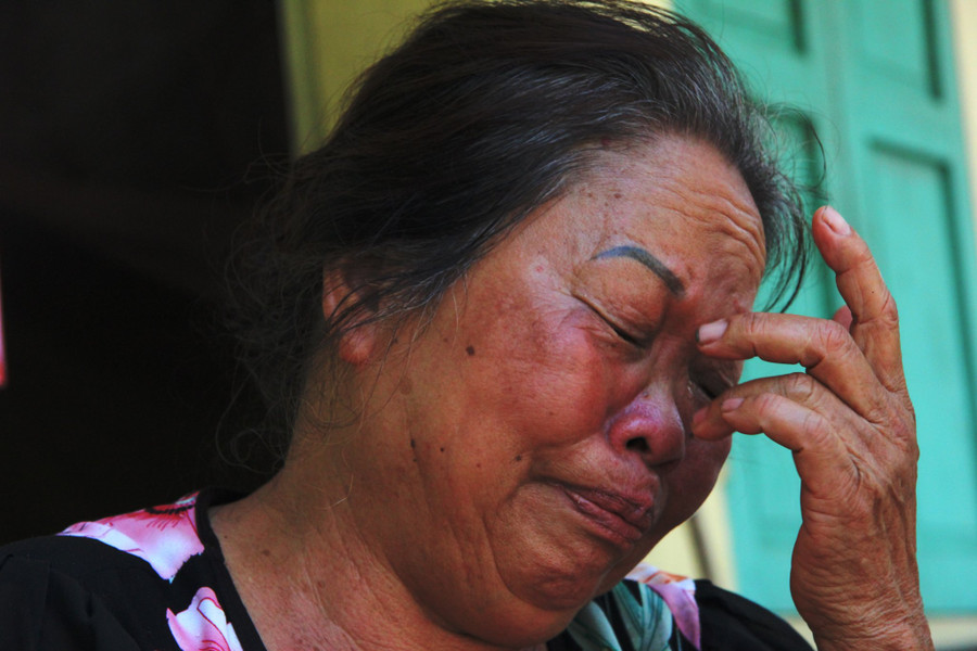 Mỗi khi nhắc về người chồng quá cố, bà Mai lại bật khóc. Mỗi khi nhắc về người chồng quá cố, bà Mai lại bật khóc.