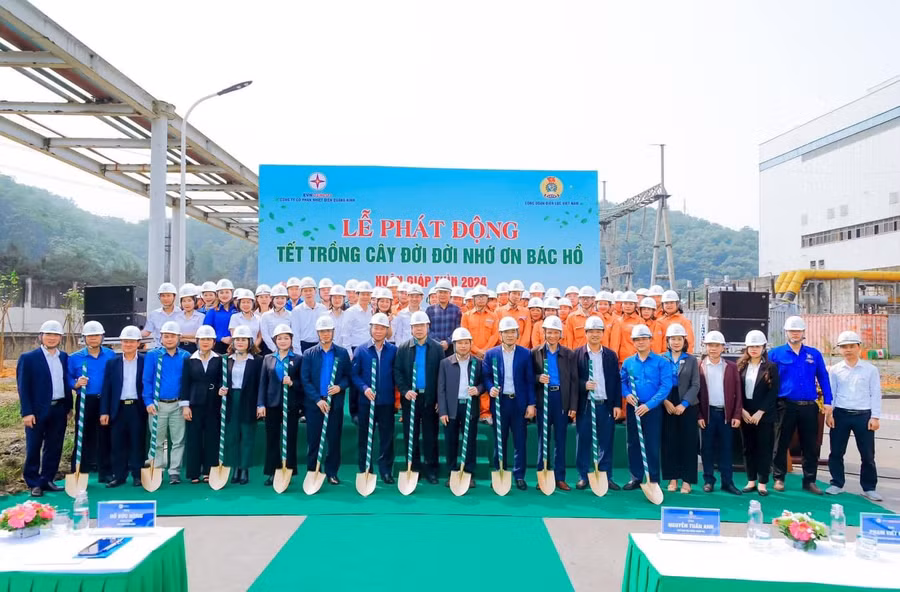 Các đại biểu tham dự lễ phát động "Tết trồng cây đời đời nhớ ơn Bác Hồ" tại Công ty cổ phần Nhiệt điện Quảng Ninh.