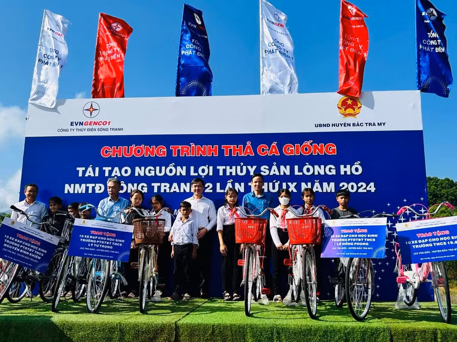 EVNGENCO1 lồng ghép công tác hỗ trợ học sinh có hoàn cảnh khó khăn trong các chương trình bảo vệ môi trường.