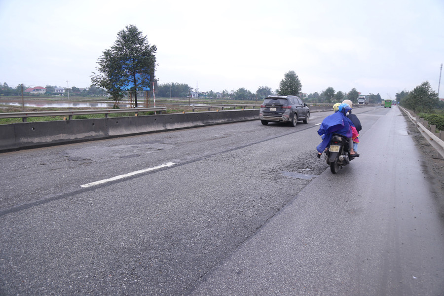 Việc khắc phục manh mún, không đảm bảo tiến độ của Cienco4 ảnh hưởng tới công tác đảm bảo trật tự ATGT, tiềm ẩn nguy cơ xảy ra tai nạn giao thông, gây bức xúc trong nhân dân. Việc khắc phục manh mún, không đảm bảo tiến độ của Cienco4 ảnh hưởng tới công tác đảm bảo trật tự ATGT, tiềm ẩn nguy cơ xảy ra tai nạn giao thông, gây bức xúc trong nhân dân.