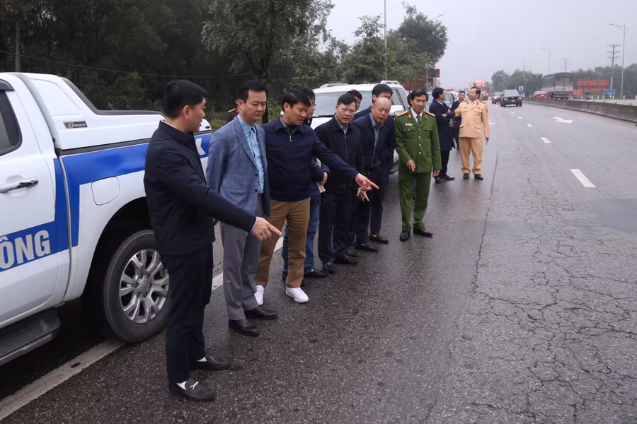 Đoàn công tác kiểm tra một số vị trí hư hỏng trên Quốc lộ 1, đoạn Nam cầu Bến Thủy tới Bắc tuyến tránh TP Hà Tĩnh.