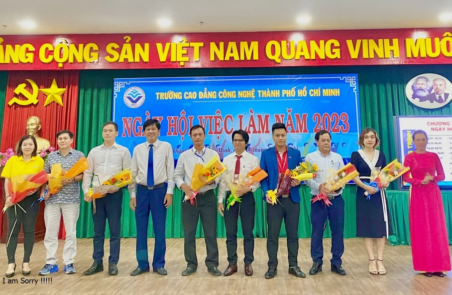 Thầy Nguyễn Ngọc Hiển – Hiệu trưởng Trường CĐ Công nghệ TPHCM trao hoa cho các doanh nghiệp đã đồng hành cùng nhà trường. Thầy Nguyễn Ngọc Hiển – Hiệu trưởng Trường CĐ Công nghệ TPHCM trao hoa cho các doanh nghiệp đã đồng hành cùng nhà trường.