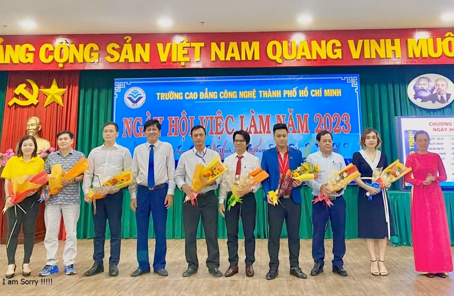 Thầy Nguyễn Ngọc Hiển – Hiệu trưởng Trường CĐ Công nghệ TPHCM trao hoa cho các doanh nghiệp đã đồng hành cùng nhà trường.