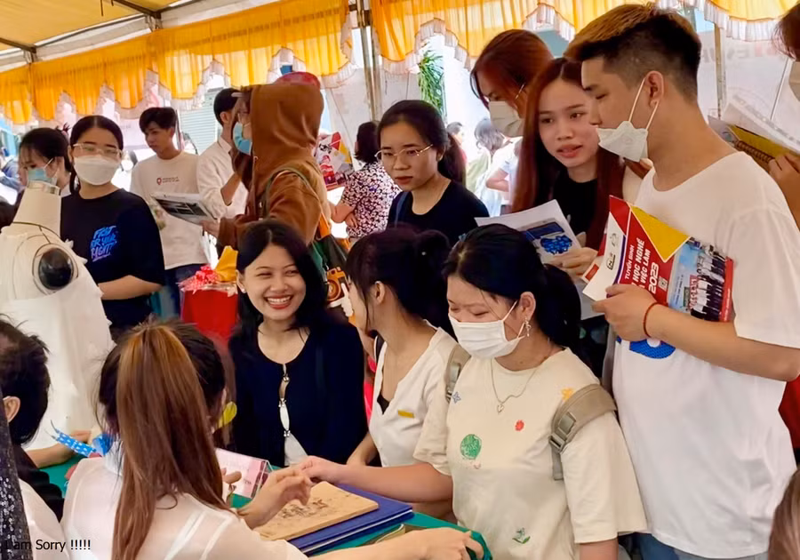 Sinh viên tham gia tìm hiểu ngành nghề và dự tuyển tại ngày hội việc làm 2023