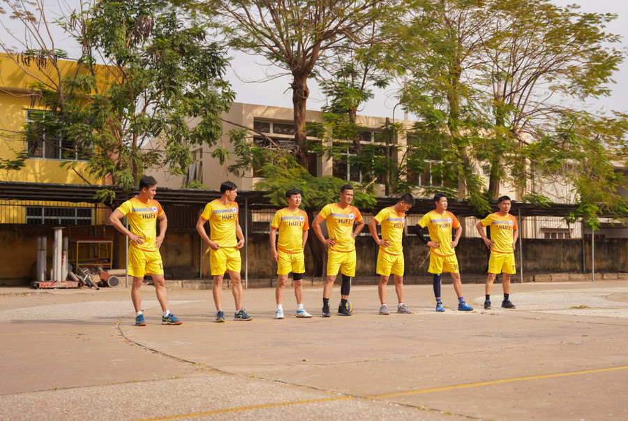 Các giảng viên 2 đội thể hiện rõ sự phấn chấn trước khi chuẩn bị bước thi đấu.